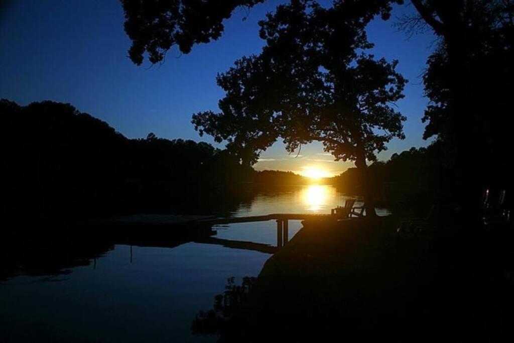 #05 - Lakefront Two Bedroom Cottage- Pet Friendly ฮอตสปริงส์ ภายนอก รูปภาพ